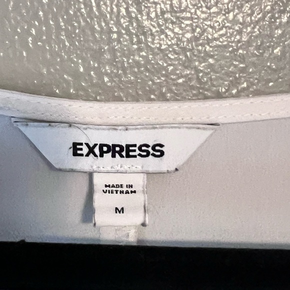 🔥EXPRESS white top bundle & save an additional 30% off 2+ items - Picture 2 of 6